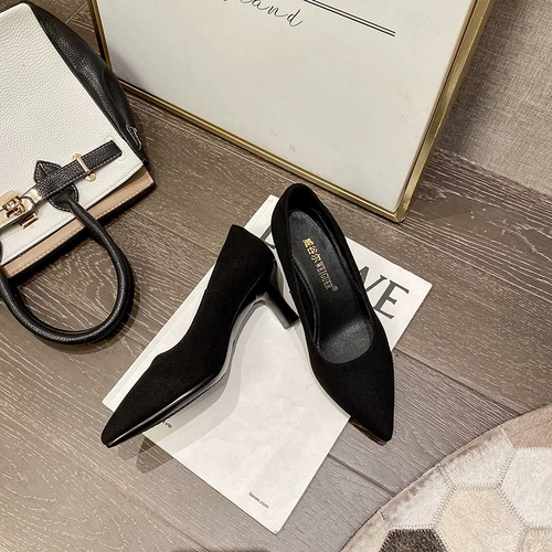 Черная рабочая обувь на высоком каблуке с заостренным носом, против усталых ног