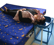 Bedridden elderly long-lying deity paralysed elderly bedridden patients bathed in shower shampoic hemiplegic hemiplegic fracture stroke