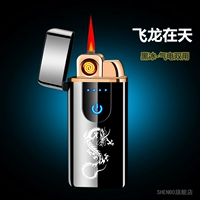 Летающий дракон в черном неба