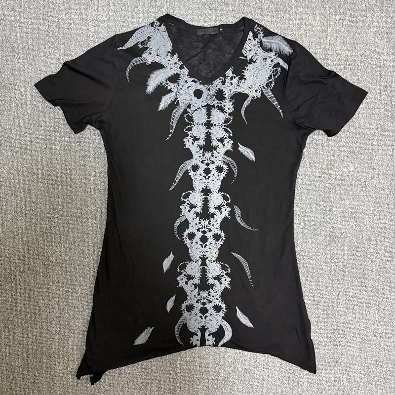 Melancholy Mushroom's Exclusive Original Kmrii Style Visual Art Ribbed Feather V-Neck Short-Sleeve Top Melancholy Mushroom's Exclusive Original Kmrii Style Visual Art Ribbed Feather V-Neck Short-Sleeve Top