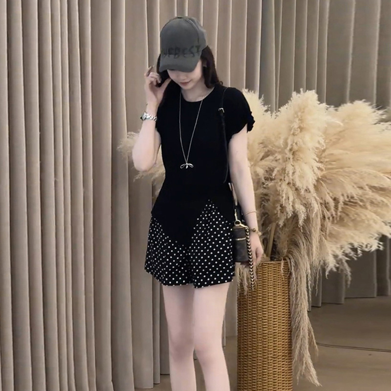 A Complete Set of Summer Clothes for Women with a Super Trendy Design, Fashionable and High-End Black Top, Polka-Dot Straight Shorts, Two-Piece Suit A Complete Set of Summer Clothes for Women with a Super Trendy Design, Fashionable and High-End Black Top, Polka-Dot Straight Shorts, Two-Piece Suit