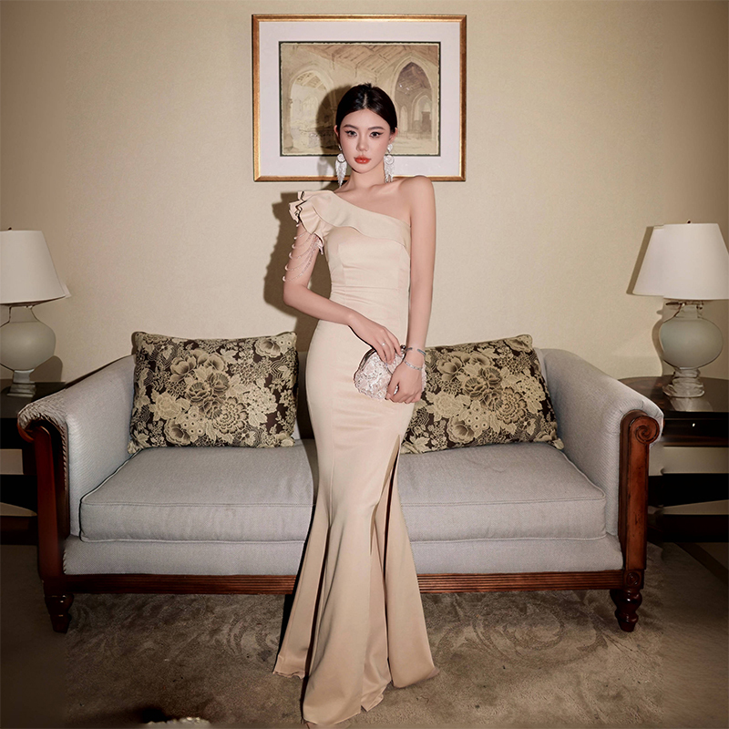 Xinxuesha's Design Features Three-Dimensional Ruffles, a One-Shoulder Dress That Flatters the Figure, Party Evening Dress, Hepburn-Style Long Dress