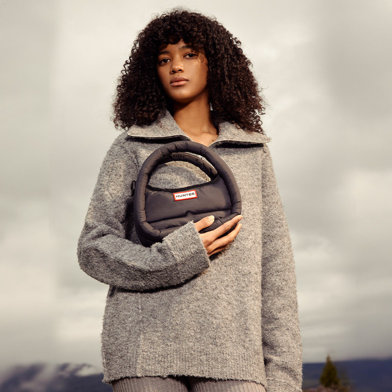 如何选择适合日常使用的迷你斜挎包？