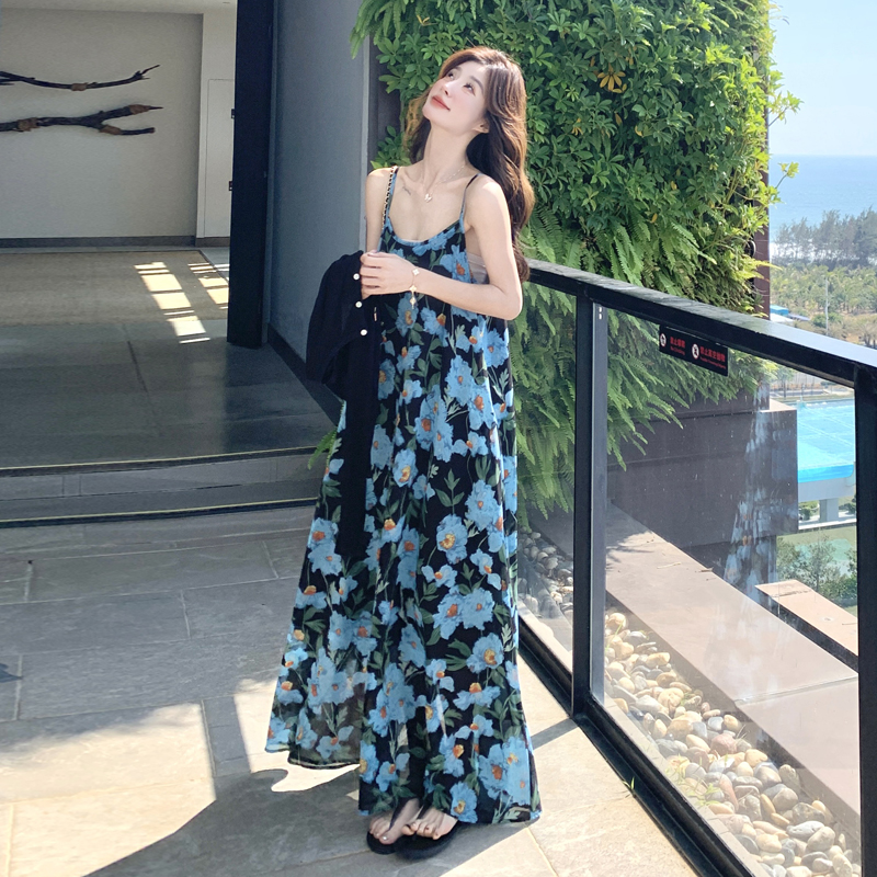 海辺の休暇の青い花柄サスペンダードレス女性2025夏セーター気質シフォンビーチドレススーツ