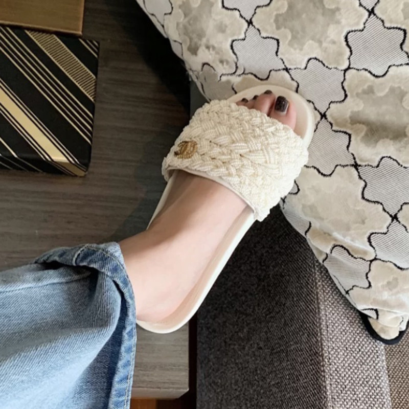 2022 new small fragrance style slippers women's summer outer wear fashion beaded soft bottom non-slip flat bottom ladies one word sandals and slippers