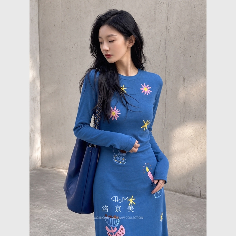 2026 Super Trendy and Age-Reducing High-End Designer Stunning Slim-Fit Klein Blue Embroidered Dress for Autumn 2026 Super Trendy and Age-Reducing High-End Designer Stunning Slim-Fit Klein Blue Embroidered Dress for Autumn