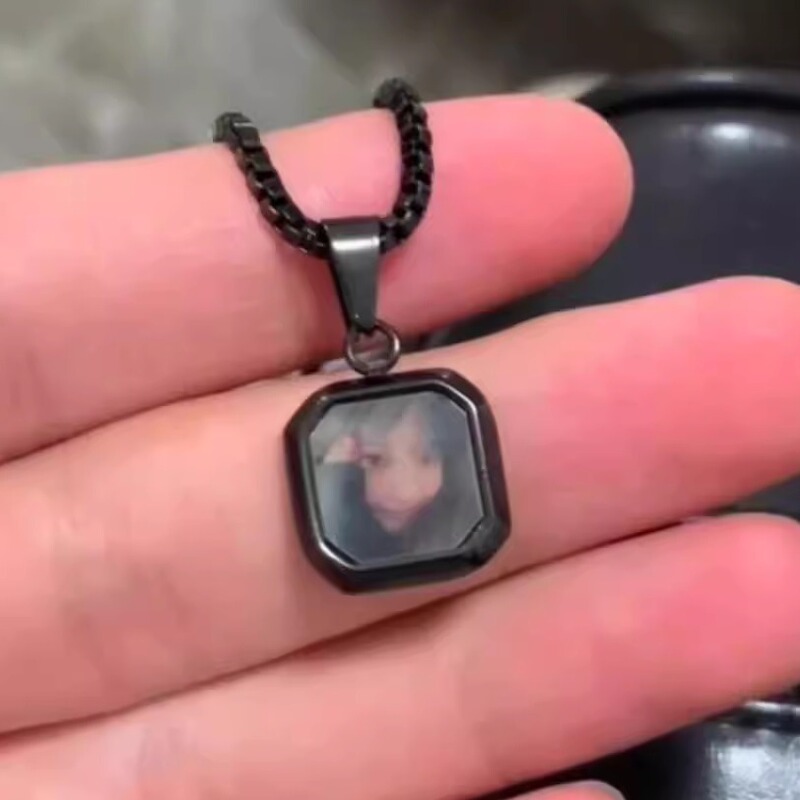 Temperature-Sensitive Color-Changing Necklace, Body Temperature Photo Jewelry, Geometric Square Niche Accessory, Gift for Girlfriend, Couple's Birthday Present