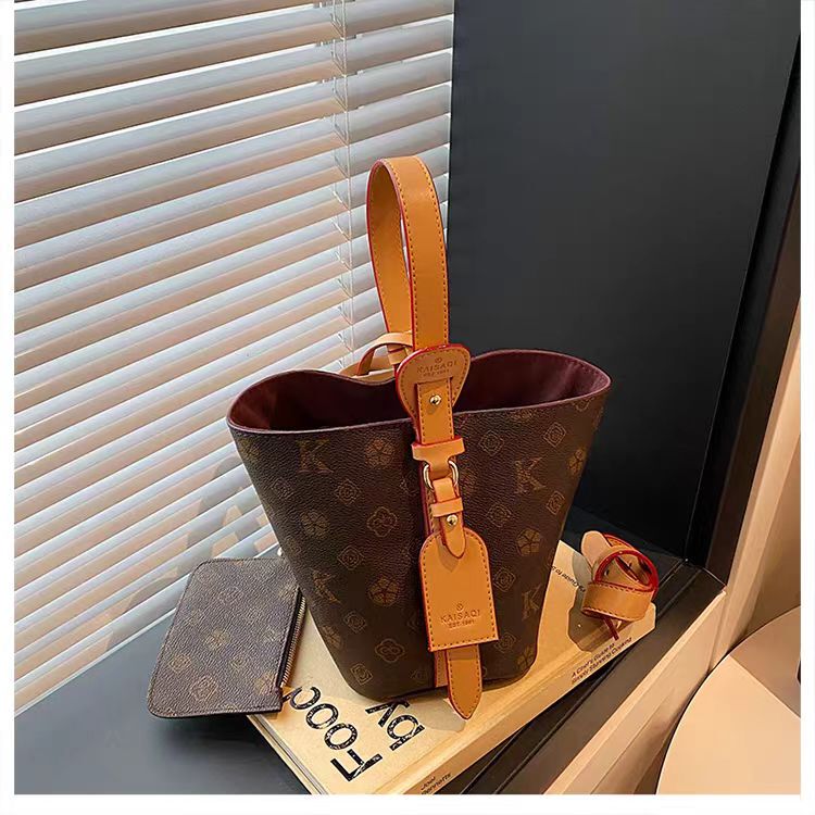 2026 New Genuine Leather Vintage Bucket Bag Bb Single Shoulder White Three-Color Tote Bag Mother-Daughter Bag Lock Basket Women's Bag 2026 New Genuine Leather Vintage Bucket Bag Bb Single Shoulder White Three-Color Tote Bag Mother-Daughter Bag Lock Basket Women's Bag