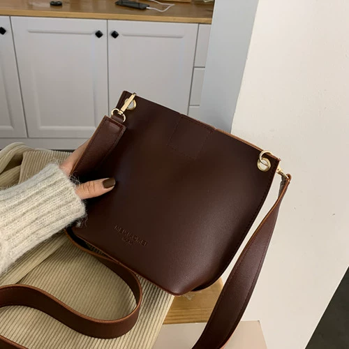 Демисезонная сумка на одно плечо для школьников, брендовые бретели, небольшая сумка, популярно в интернете, в корейском стиле, из натуральной кожи, простой и элегантный дизайн