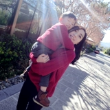 Осенний бордовый пуховик, трикотажный свитер, семейный стиль