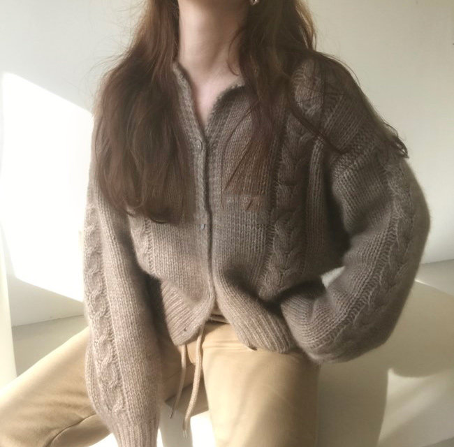 Knitwear Girl 2022 Autumn Winter New Korean version Fashion light cooked wind warm and thickened single row of buttoned long sleeve sweater