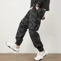 Черные брюки-сигареты с камуфляжным принтом