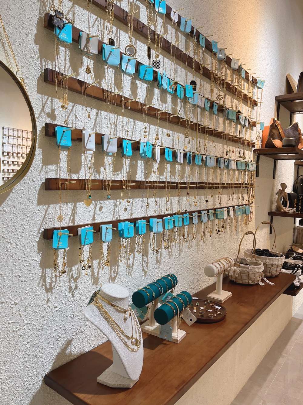 ジュエリーイヤリングネックレスディスプレイラック衣料品店靴下ディスプレイラック無垢材壁クリエイティブ収納ラック