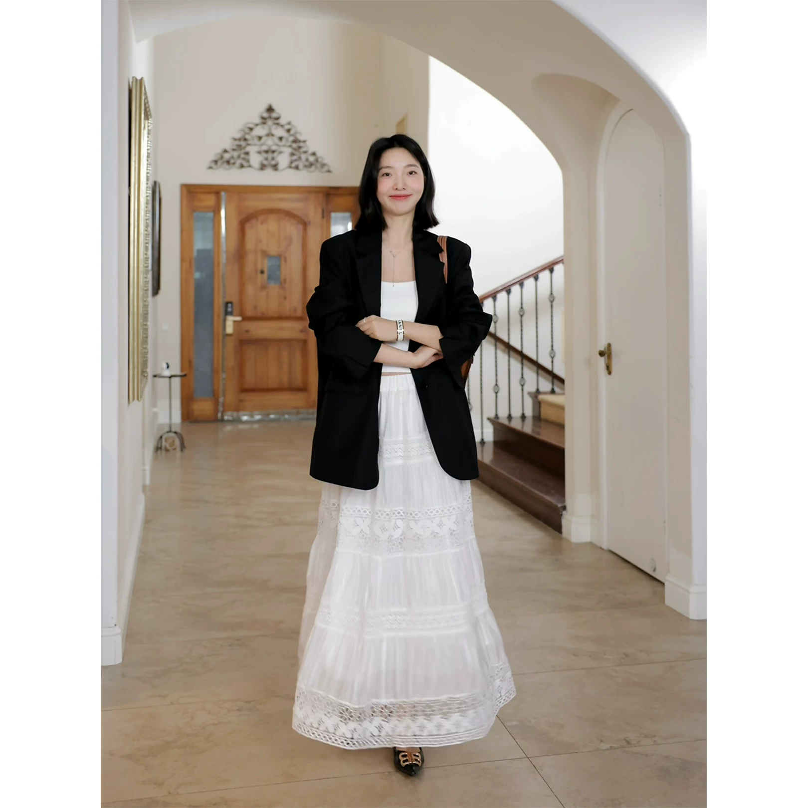 郭九九呢 Lace skirt, classic suit jacket