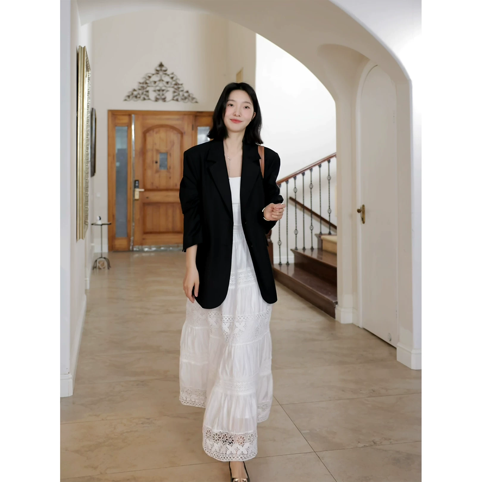 郭九九呢 Lace skirt, classic suit jacket
