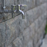 Расширенная водяная кран, один из двух из двойного открытого лидера