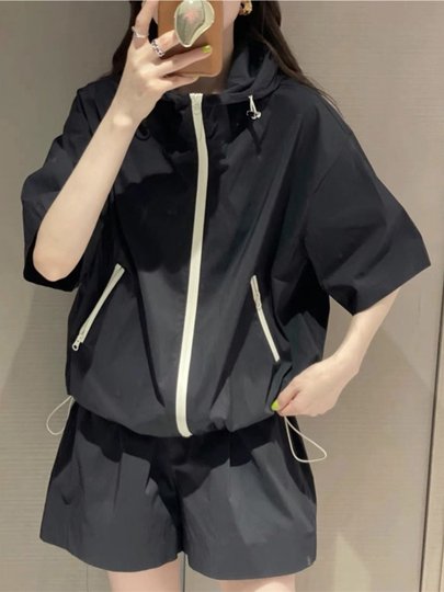 Повседневный спортивный костюм для женщин, лето 2026, популярная модель, тонкая солнцезащитная куртка с капюшоном, шорты с коротким рукавом, комплект из двух предметов