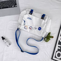 Белый+зеленый динозавр висят+четыре случайных значка