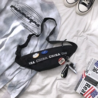 В черном с черным есть четыре случайных значка с холстом