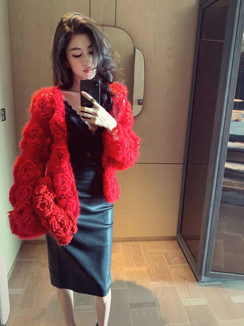 Korean-Style Early Spring Outfit with a Unique and Beautiful Vibe, Niche Design, Lazy and High-End Feel, Red Knitted Cardigan
