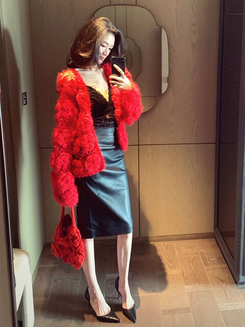 Korean-Style Early Spring Outfit with a Unique and Beautiful Vibe, Niche Design, Lazy and High-End Feel, Red Knitted Cardigan