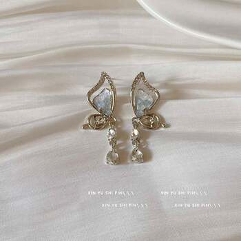 Gradient Crystal Butterfly Earrings for Women, Light Luxury, Niche Design, High-End Earrings, Cool Style, Trendy Ear Accessories