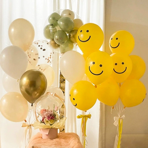 Желтый смайлик улыбка выражение воздушный шар на открытом воздухе день рождения композиция реквизит для фото украшение фон выпускная церемония