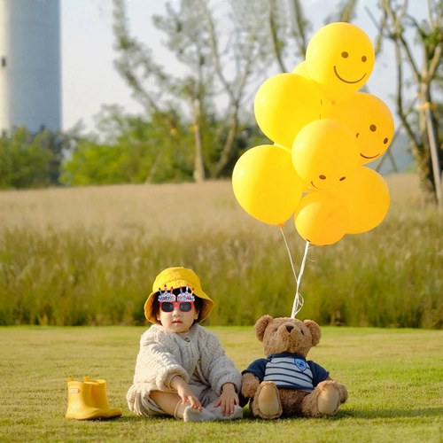 Желтый смайлик улыбка выражение воздушный шар на открытом воздухе день рождения композиция реквизит для фото украшение фон выпускная церемония