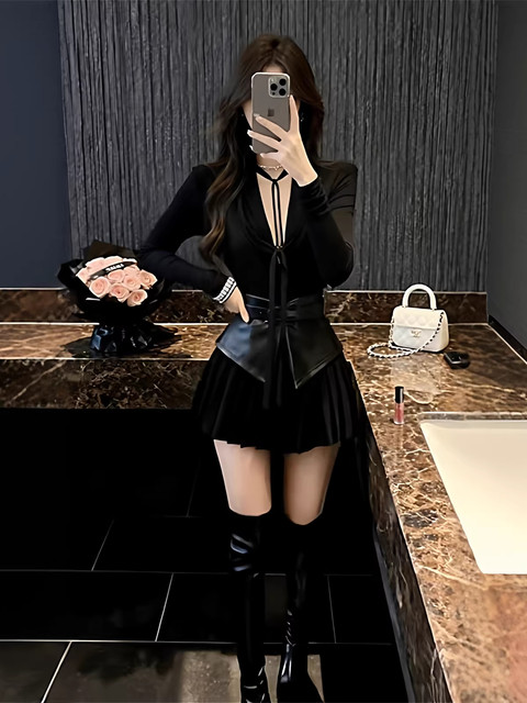Black Pu Leather Patchwork Top and High-Waisted Slimming Pleated Short Skirt Two-Piece Set for Women, New Autumn and Winter Style, Elegant and Mature Outfit