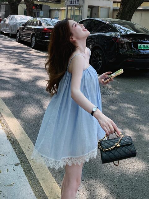 Lace Spliced Camisole with Elegant Design, High-End Feel, Loose Fit for Beach Vacation, Slimming Sleeveless Puffy Top for Women