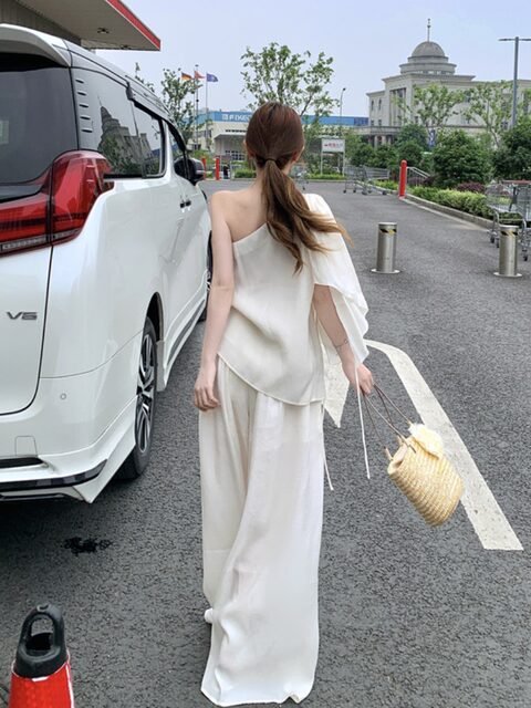 Beautiful Goddess-Like Textured Design Off-Shoulder Sleeveless Top with a High-End Feel, Loose and Slimming Wide-Leg Pants Early Autumn Set for Women