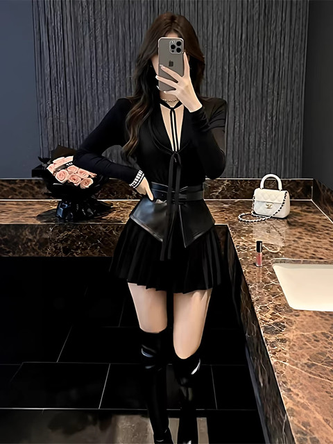 Black Pu Leather Patchwork Top and High-Waisted Slimming Pleated Short Skirt Two-Piece Set for Women, New Autumn and Winter Style, Elegant and Mature Outfit