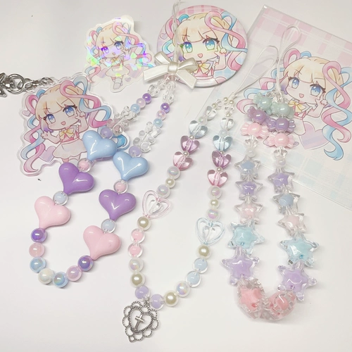 Якорная девушка в значительной степени полагается на хаотианский соус вокруг впечатления цепных шахт и мешков, мешков, цепочки мобильных телефонов с подвеской.