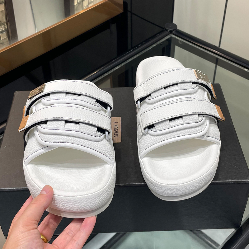 Authentic White Yeezy Slippers, Couple Style, New Summer Model, Genuine Leather, Outdoor Wear, Velcro Slip-On Beach Slippers Authentic White Yeezy Slippers, Couple Style, New Summer Model, Genuine Leather, Outdoor Wear, Velcro Slip-On Beach Slippers