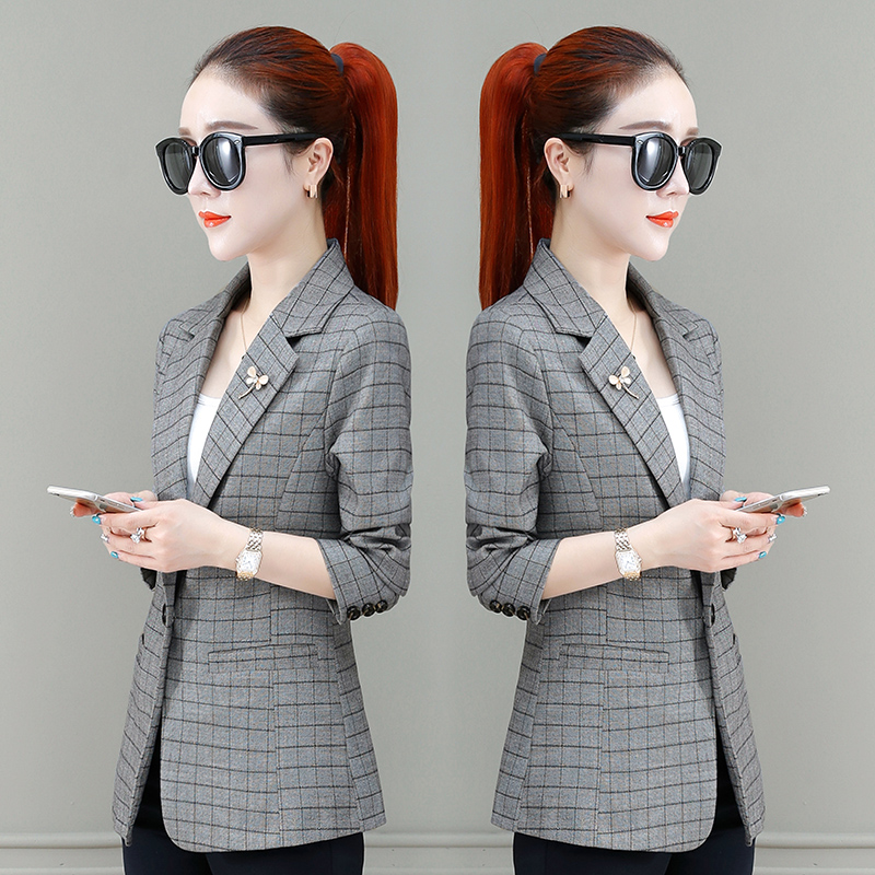 Early spring white plaid small suit jacket women 2020 new spring and autumn wear thin coat February August leisure suit