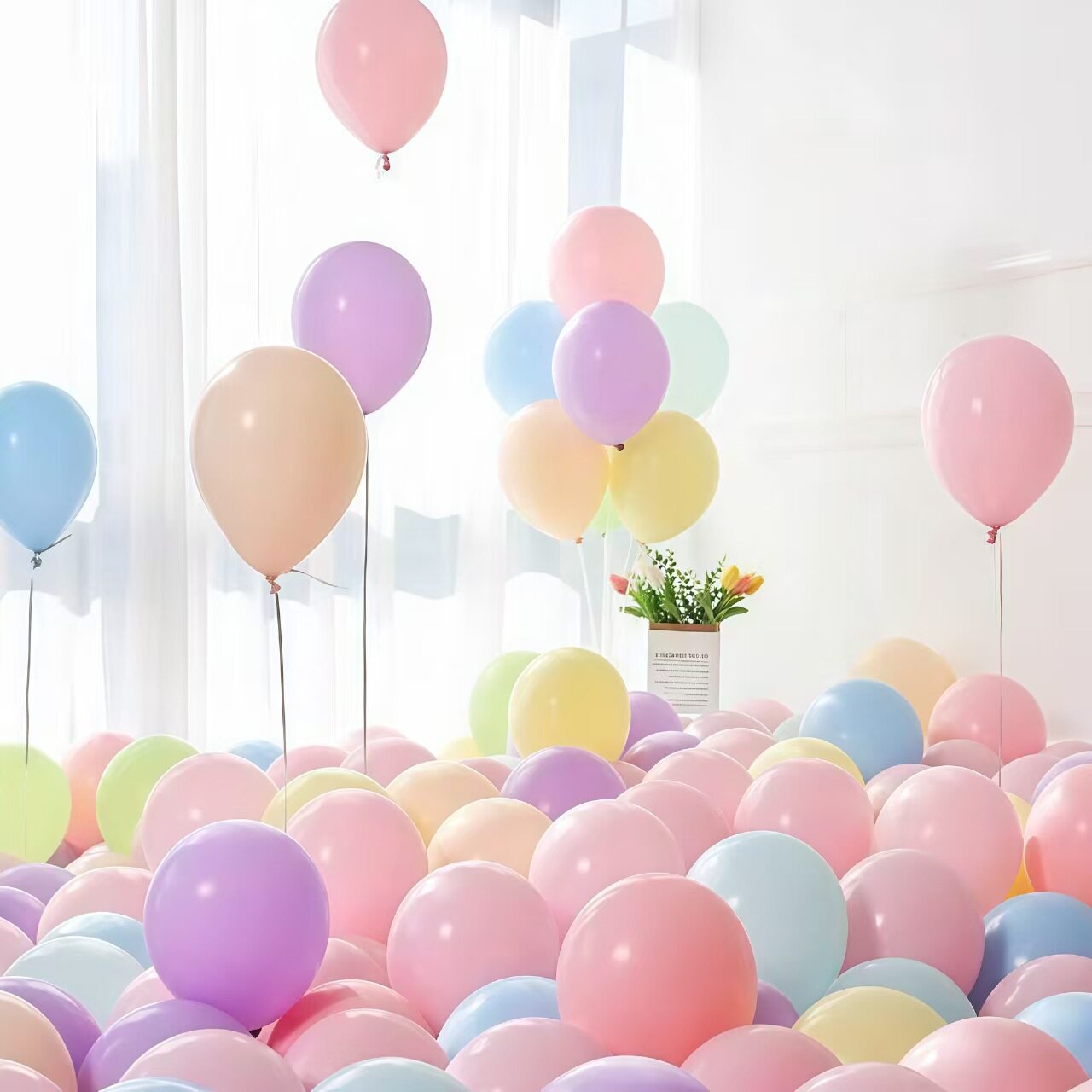 マカロンカラーの直径10インチの丸型ラテックスバルーン。誕生日パーティーや結婚式の装飾に最適で、厚みのあるマット仕上げです。