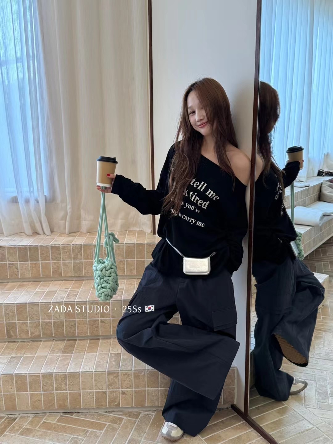 2025初秋韩版温柔风：白色印花斜领露肩T恤掀起时尚新浪潮