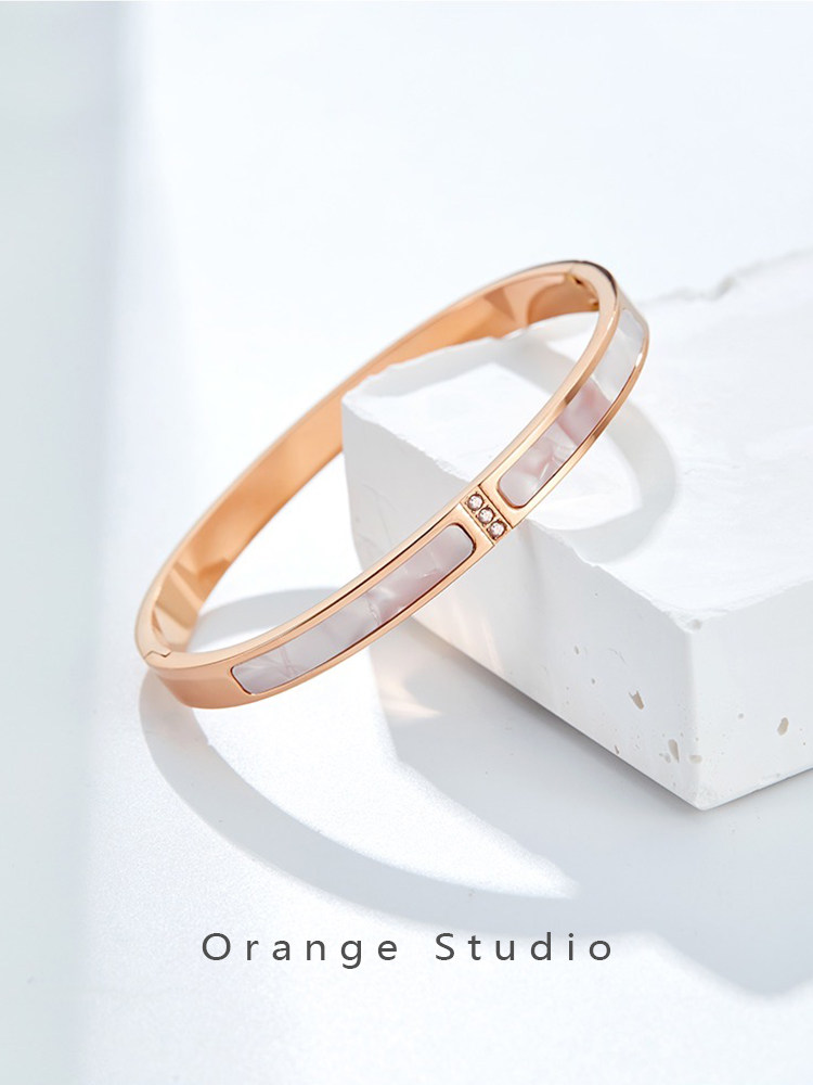 WHITE MOTHER-OF-PEARL BRACELET TITANIUM STEEL DOES NOT FADE 2024 NEW POPULAR LIGHT LUXURY HIGH-END BRACELET HAND ORNAMENT TO GIVE GIRLFRIENDS GIFTS