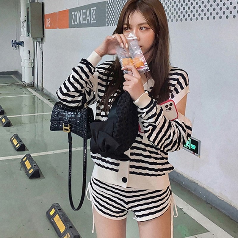 Summer Hong Kong style retro chic casual fashion Western style age-reducing black and white striped shirt shorts two-piece suit female trend