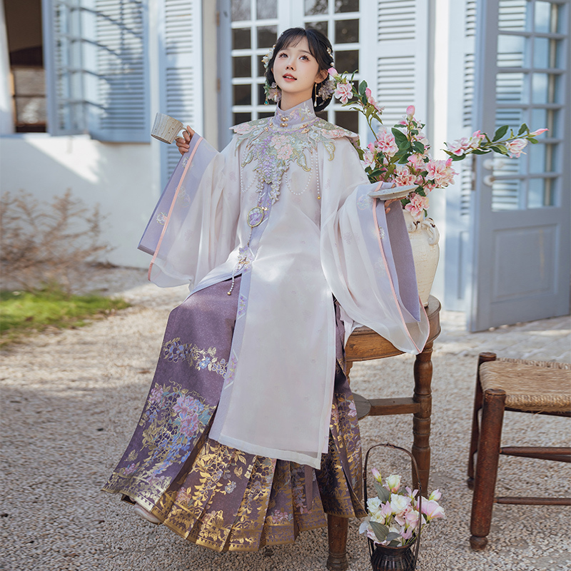 Juyu Hanfu for Women in Ming Style: "Purple Mist Green Vine" Cloud-Shoulder, Front-Opening, Wide-Sleeve Shirt with Gold-Threaded Imitation Floral Pattern, and Horse-Face Skirt for Spring and Autumn Juyu Hanfu for Women in Ming Style: "Purple Mist Green Vine" Cloud-Shoulder, Front-Opening, Wide-Sleeve Shirt with Gold-Threaded Imitation Floral Pattern, and Horse-Face Skirt for Spring and Autumn