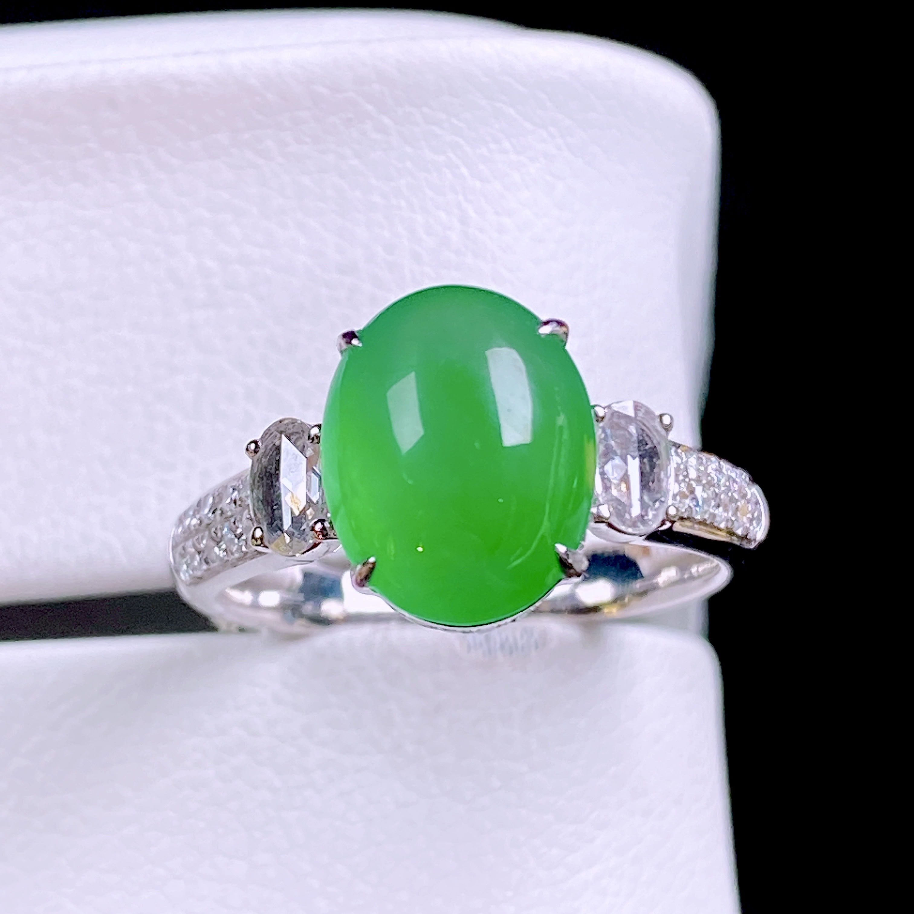 Cuiqin Emperor Bingyang Green Cabochon Ring 18k gold diamond inlaid with natural A-grade jadeite full and translucent