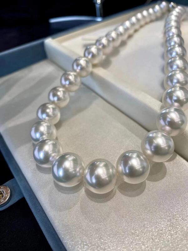 Australian White Pearl Necklace, South Sea White Pearl Necklace, Perfectly Round, Extremely Lustrous, Basically Flawless, Certificate, Cold Light Venus Australian White Pearl Necklace, South Sea White Pearl Necklace, Perfectly Round, Extremely Lustrous, Basically Flawless, Certificate, Cold Light Venus