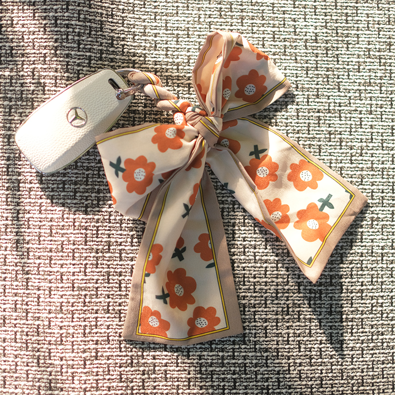 Car key buckle pendant female upscale woven silk with butterfly knot hanging rope horseshoe buckle key chain ring bag hanging decoration