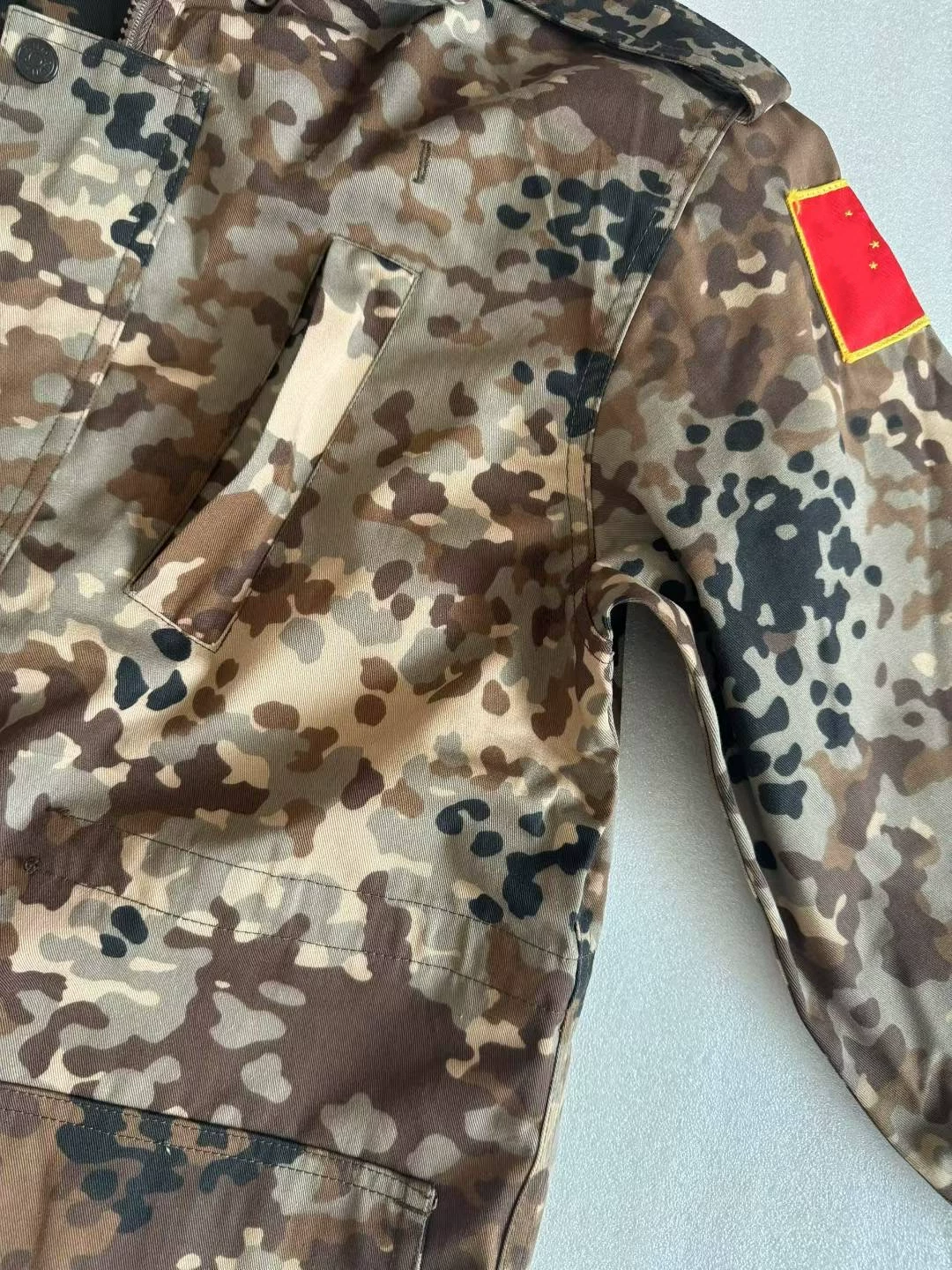 Bolsillos y camuflaje del traje