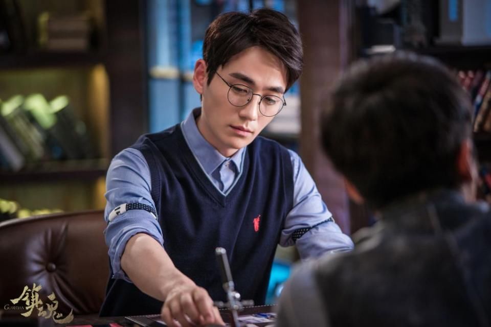 Bàn tay nhanh chóng màu đỏ thẻ Li với cùng một cặp kính Zhang Yi Zhu Yilong nam và nữ INS kính người khung kính có thể được trang bị cận thị - Kính râm giá kính cận