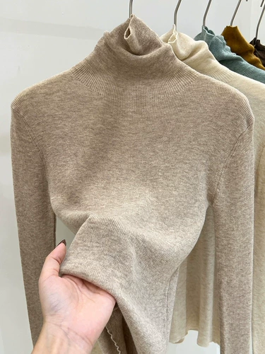 Белый цветной приятный телу приталенный пуховик, трикотажный свитер, лонгслив, высокий воротник, 2023