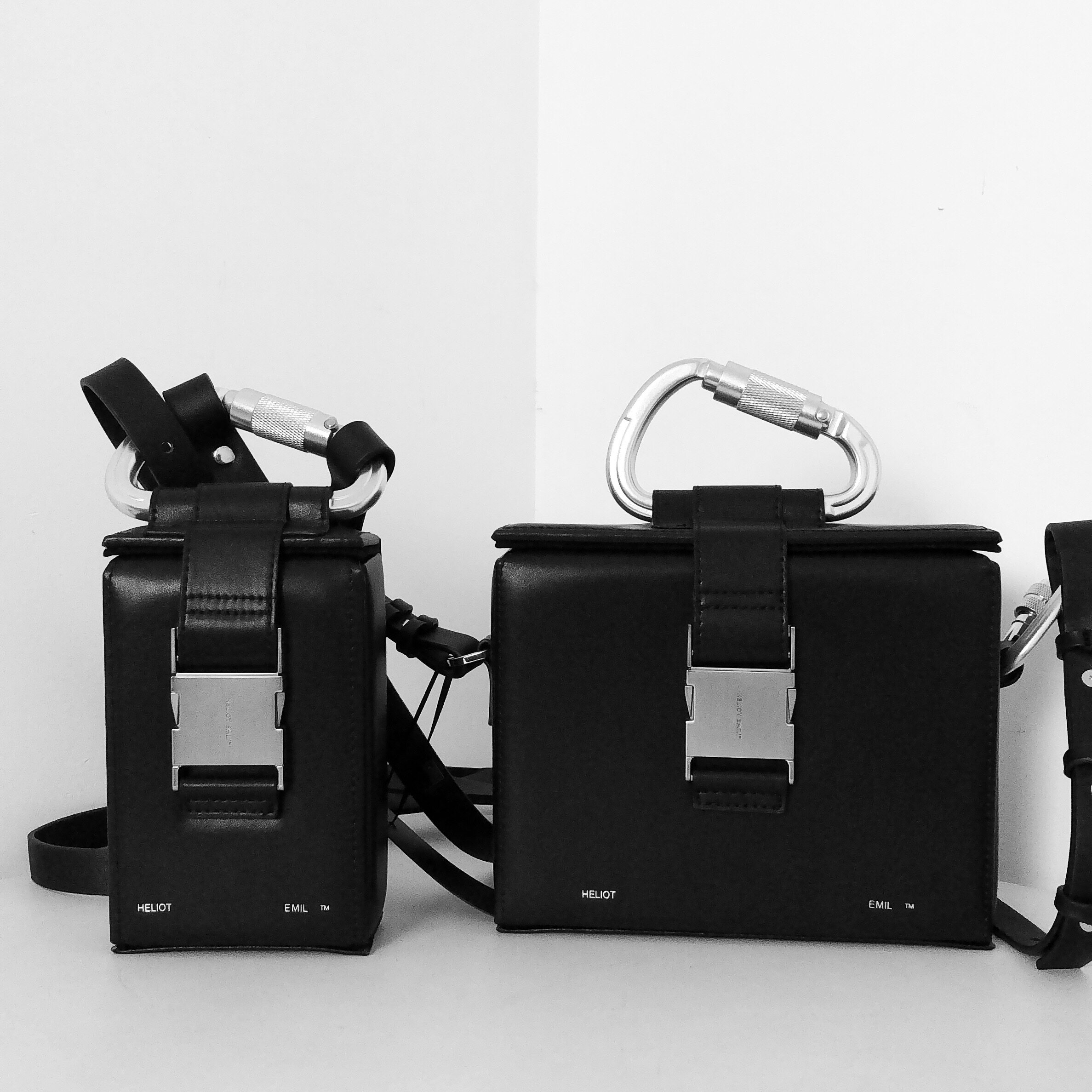 Spot HELIOT EMIL BOX open mold custom hardware with LOGO metal carabineable cross bag