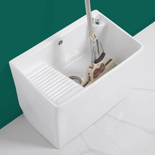 Бассейн для белья балкона в прудном прудном пруд