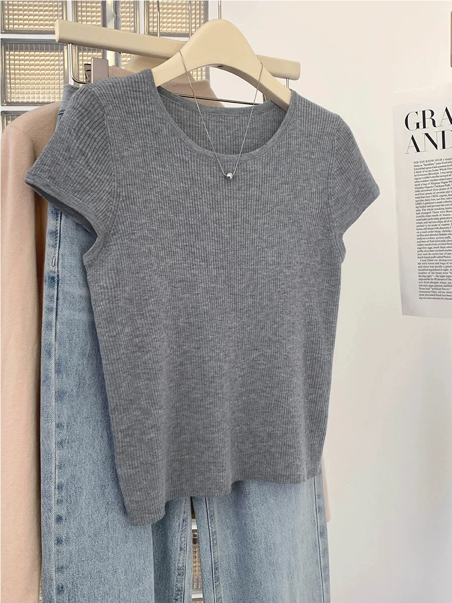 Который выглядит как запрос на перевод: перевести на русский: "Knitted fashionable short sleeve T-shirt, design silk wrench, french style, trend of season"
