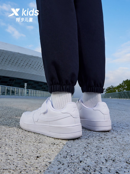 特步童鞋儿童板鞋男童春秋季经典低帮小白鞋女童休闲运动白色鞋子
